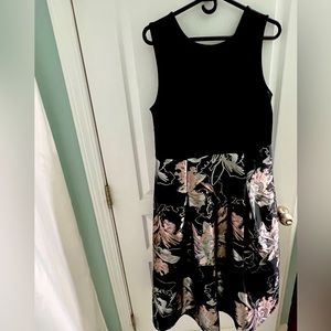 NWT - NYC beautiful dress with pockets and pattern on the bottom *Never Worn*